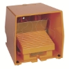Imagem de Interruptor de pedal unico XPE-R – com tampa – metalico – laranja - 1NC+1NO