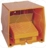Imagem de Interruptor de pedal unico XPE-R – com tampa – metalico – laranja - 1NC+1NO